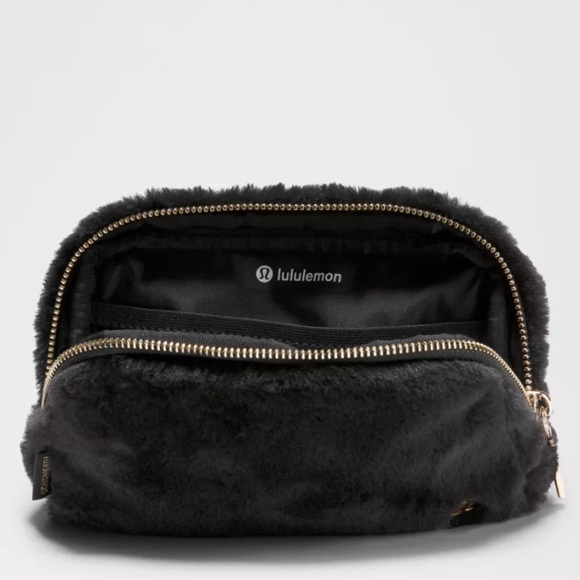 Lululemon Everywhere Belt Bag Plush Fleece - Picture 4 of 12